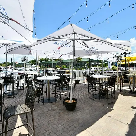 Remodeled, Huge Pool, Tiki Bar & Grill, Quiet Room